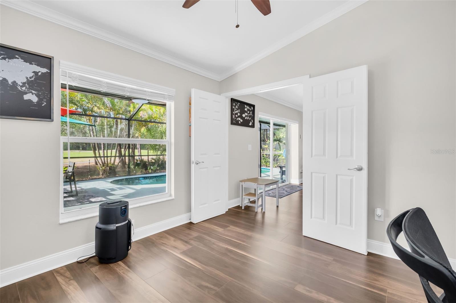 Listing photo id 23 for 12929 Royal George Avenue