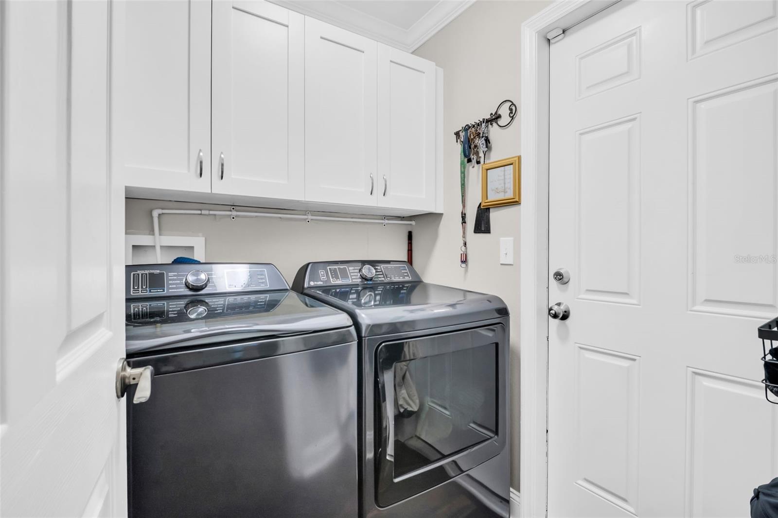 Listing photo id 24 for 12929 Royal George Avenue