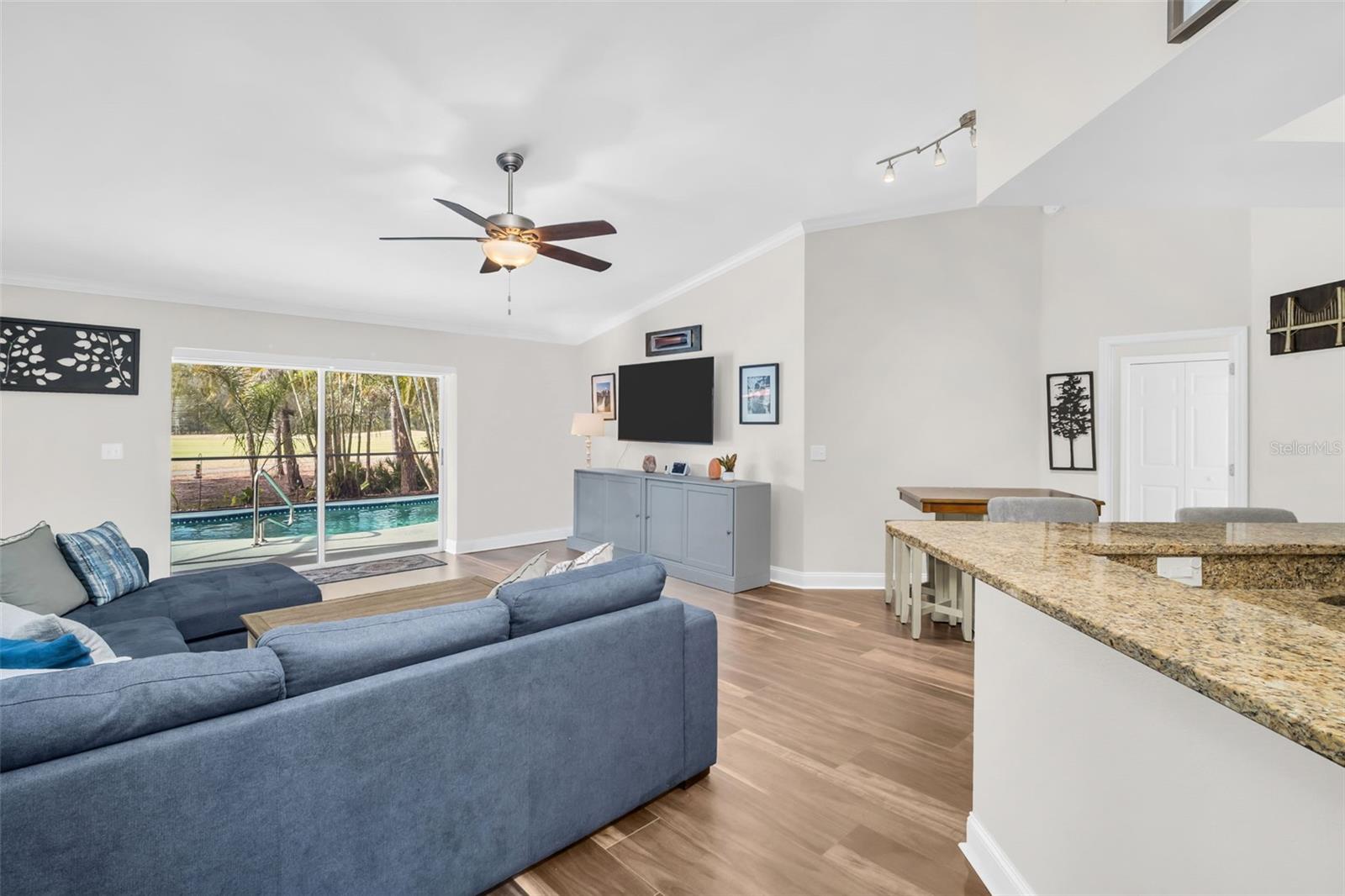 Listing photo id 2 for 12929 Royal George Avenue