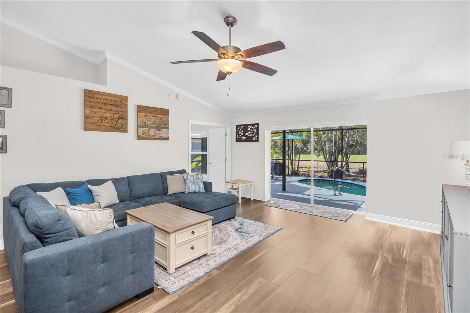 Listing photo id 3 for 12929 Royal George Avenue