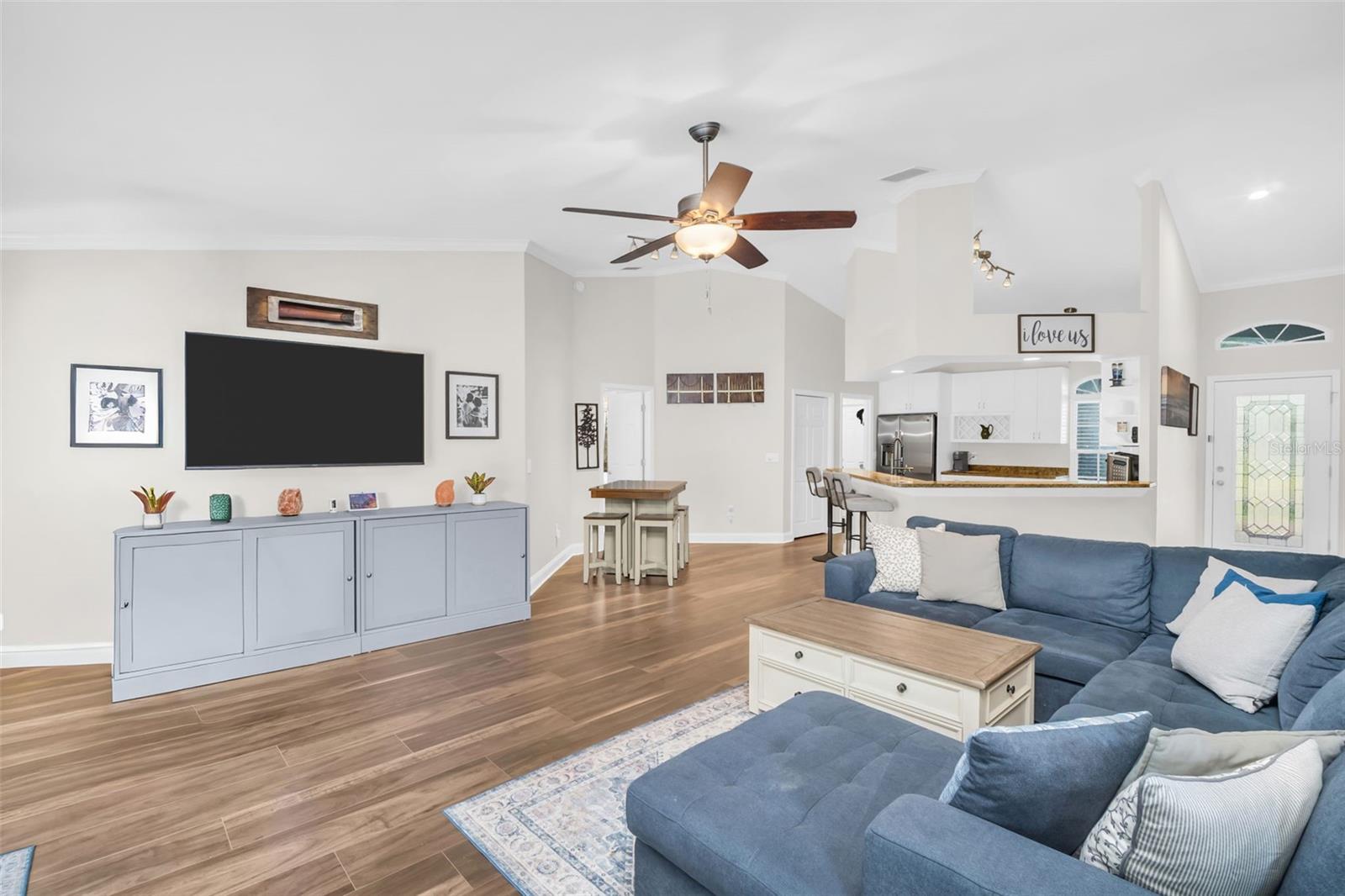 Listing photo id 4 for 12929 Royal George Avenue