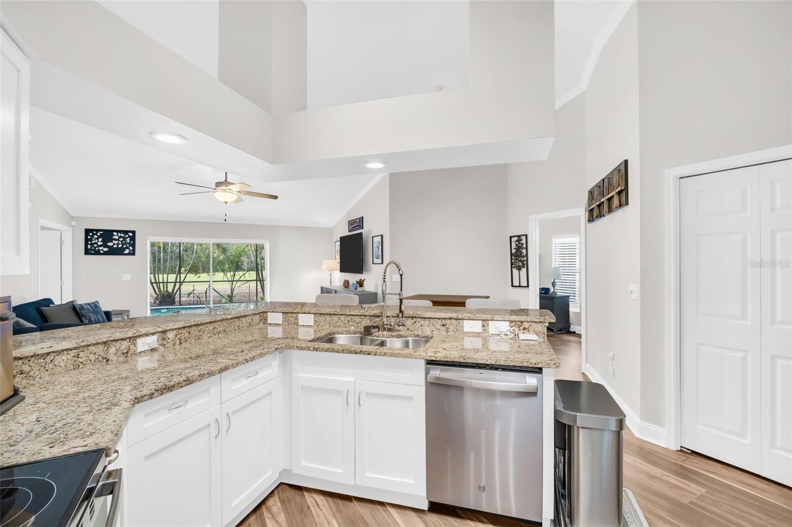 Listing photo id 5 for 12929 Royal George Avenue