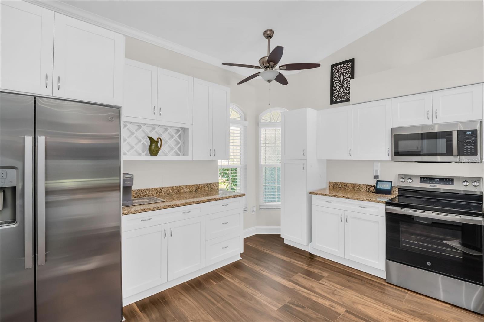 Listing photo id 7 for 12929 Royal George Avenue