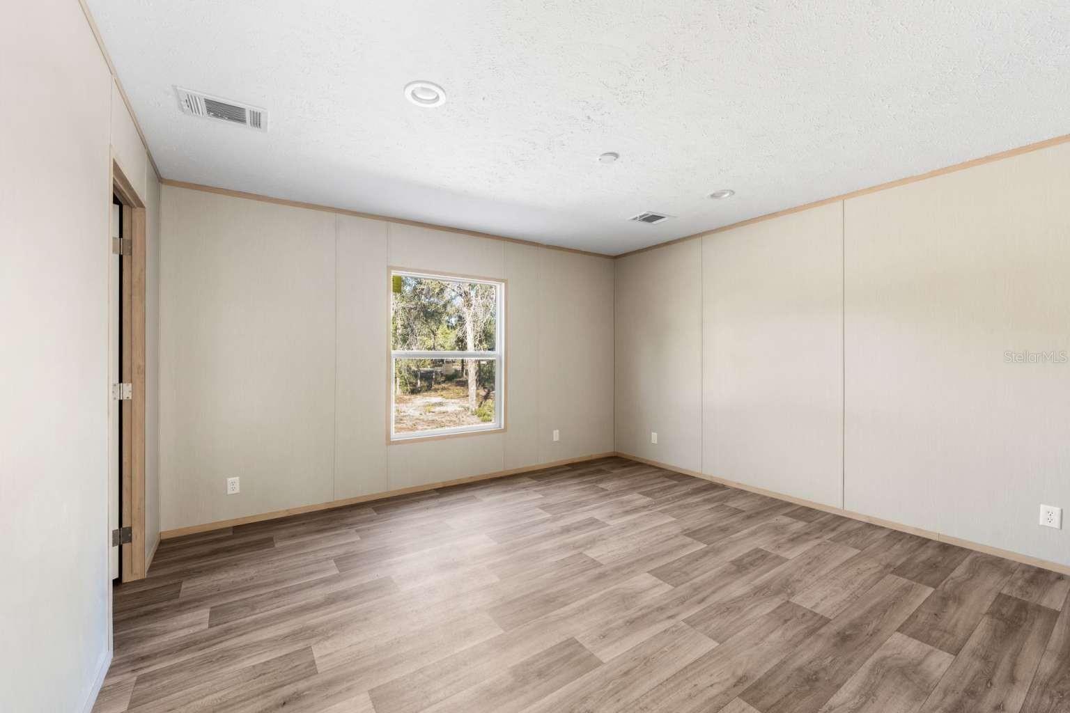 Image 14 of 31 For 528 389 Avenue