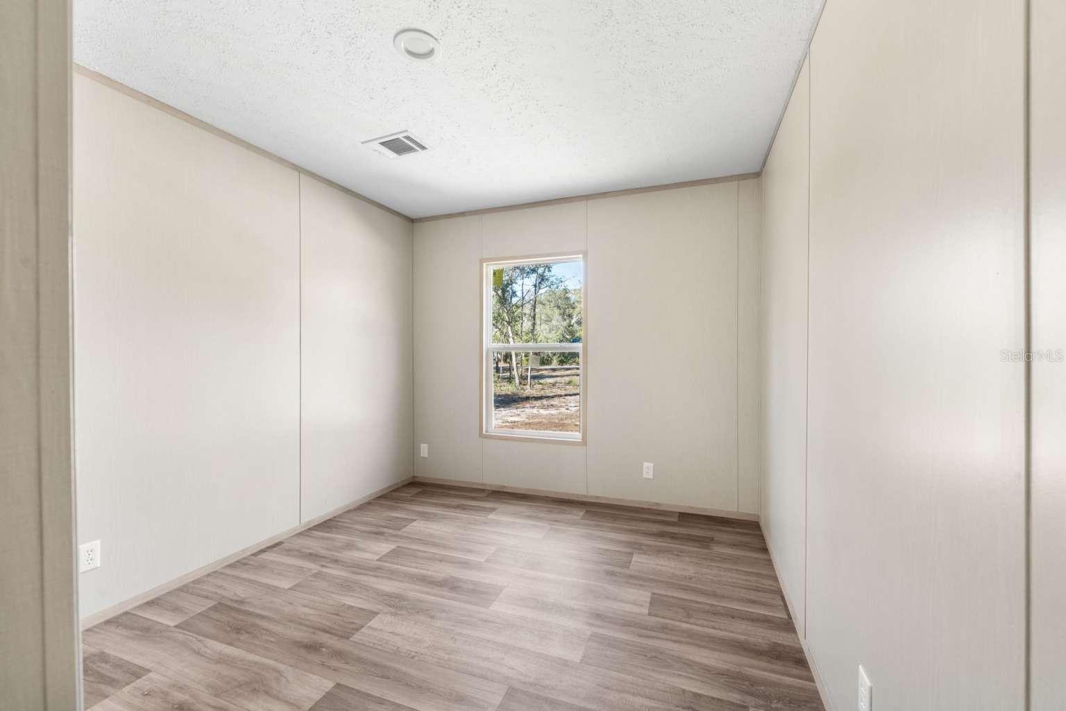 Image 21 of 31 For 528 389 Avenue