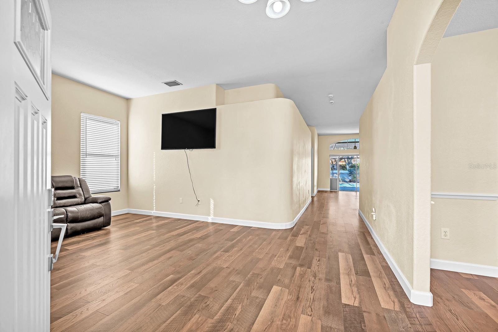 Listing photo id 8 for 3729 Hollow Wood Drive