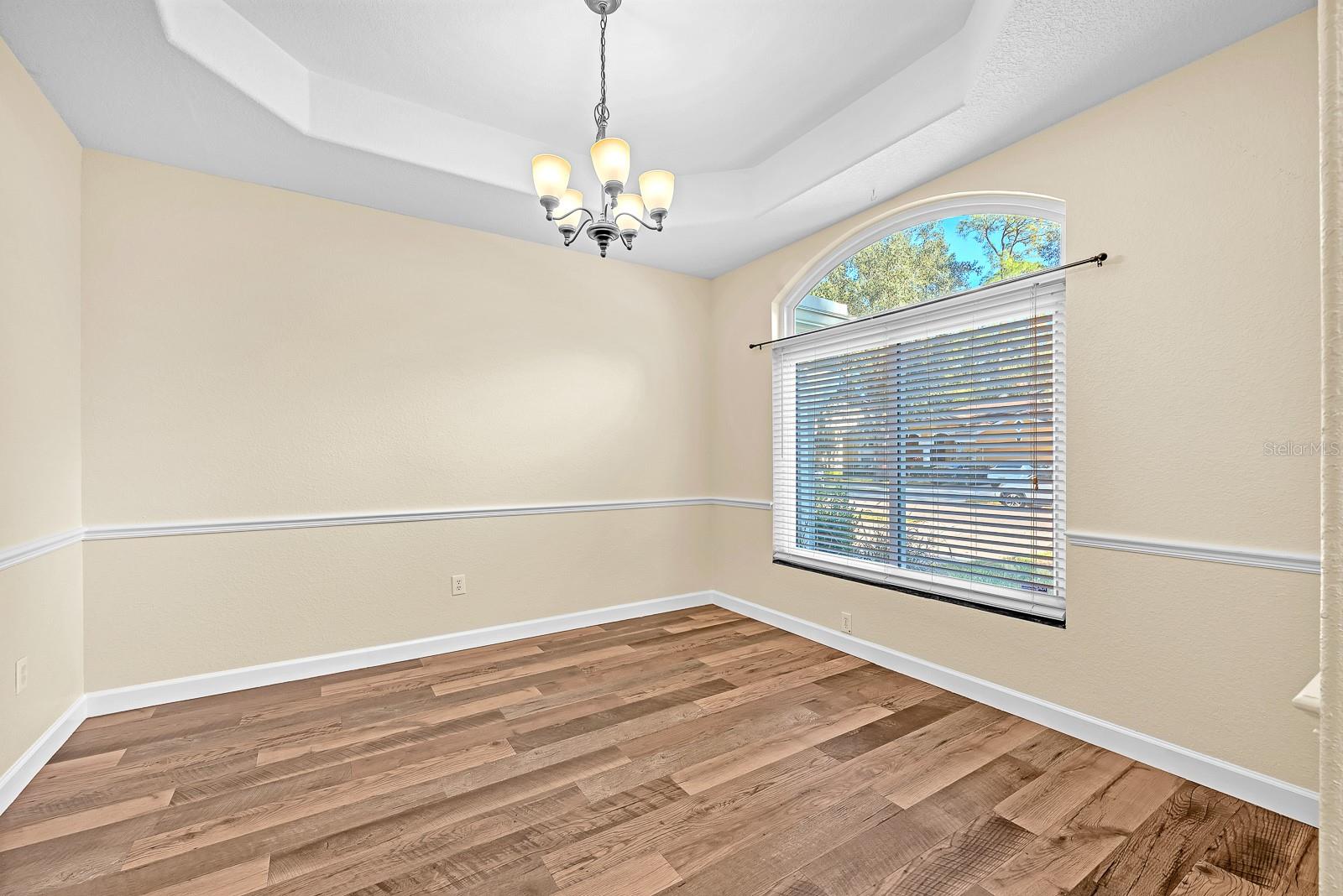 Listing photo id 10 for 3729 Hollow Wood Drive