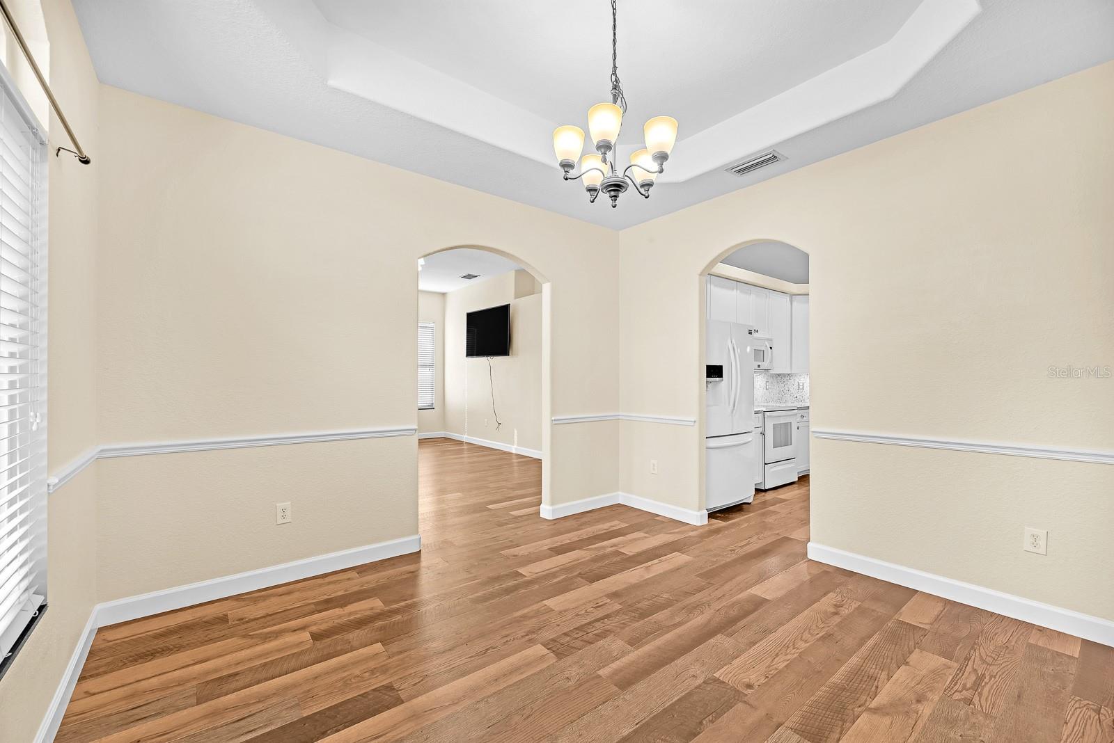 Listing photo id 11 for 3729 Hollow Wood Drive