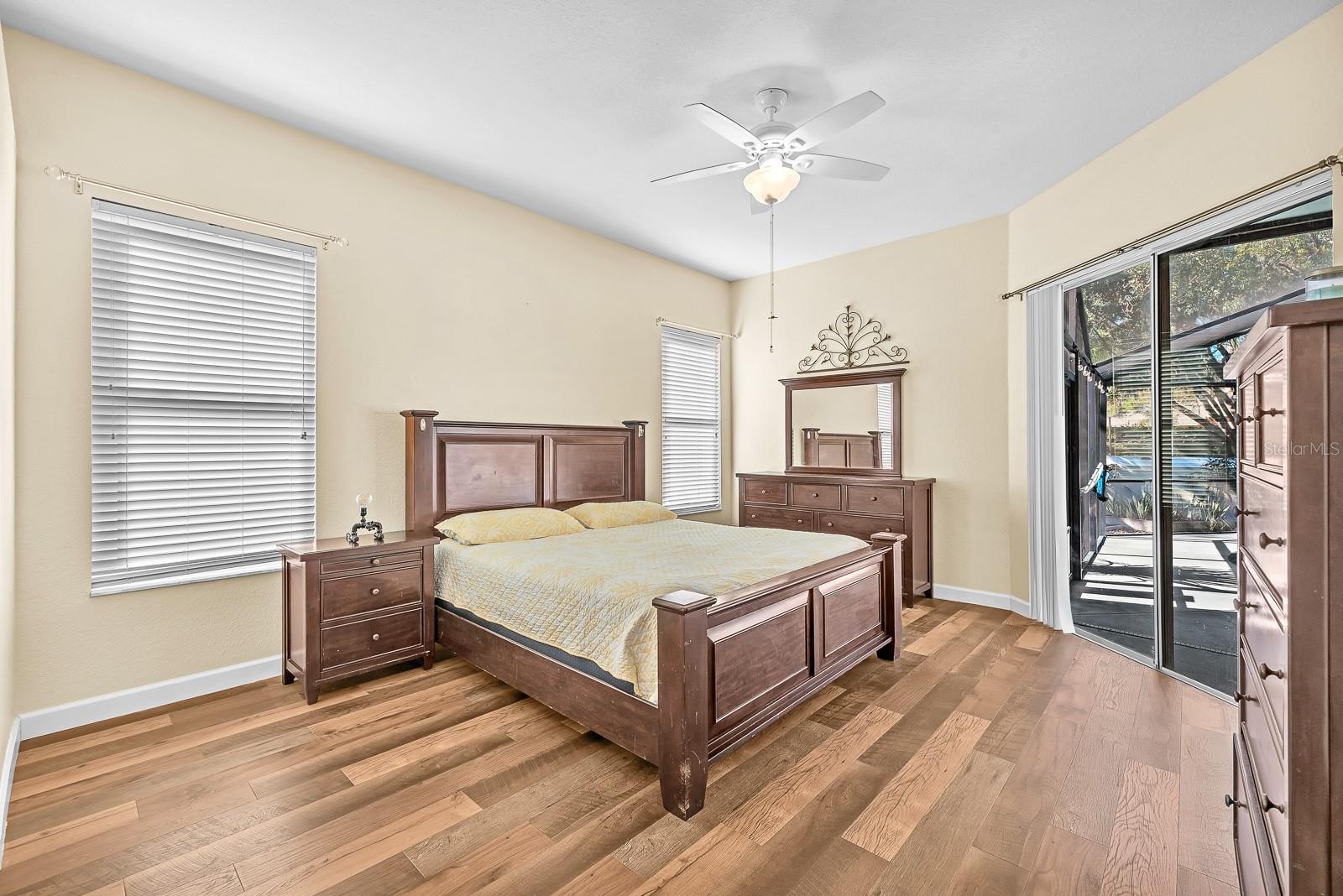 Listing photo id 12 for 3729 Hollow Wood Drive