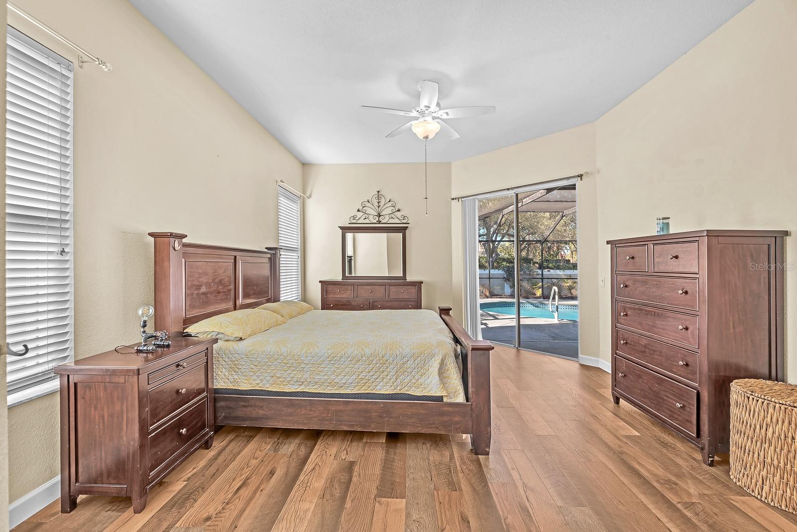 Listing photo id 13 for 3729 Hollow Wood Drive