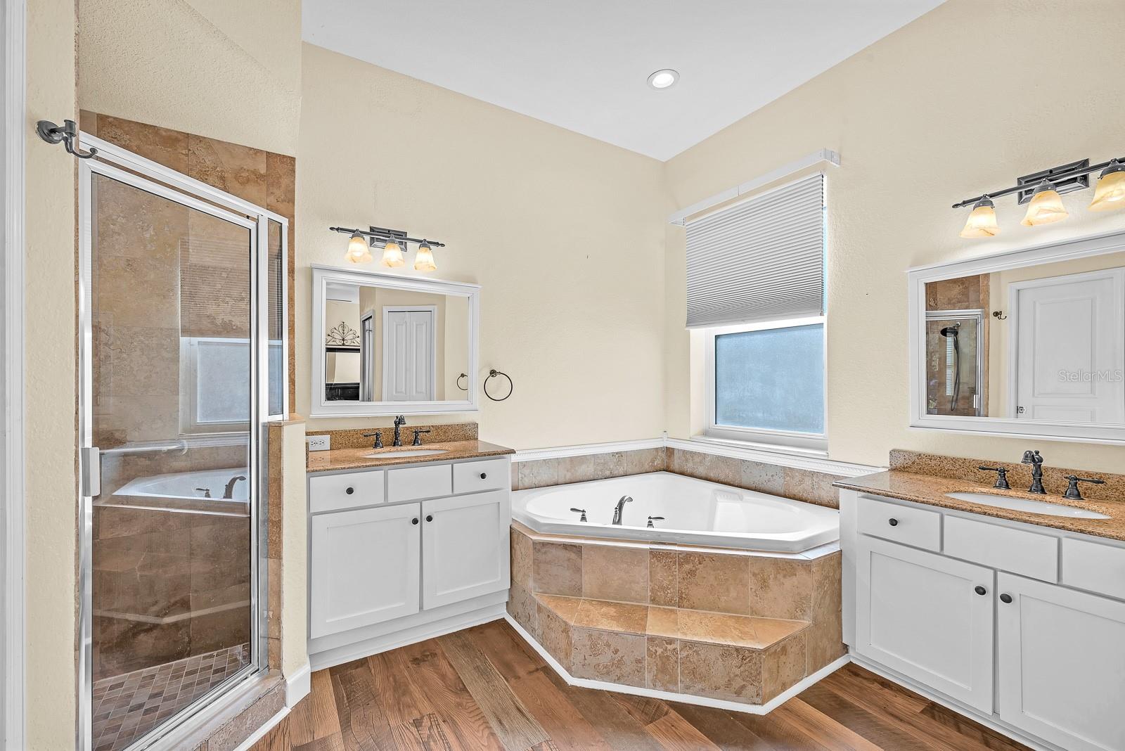 Listing photo id 14 for 3729 Hollow Wood Drive