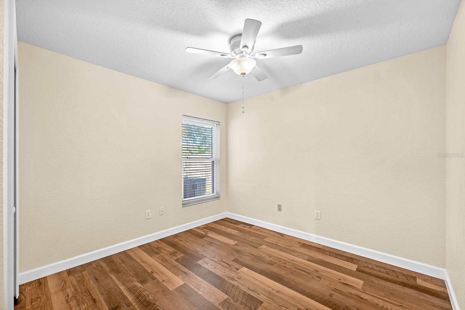 Listing photo id 16 for 3729 Hollow Wood Drive