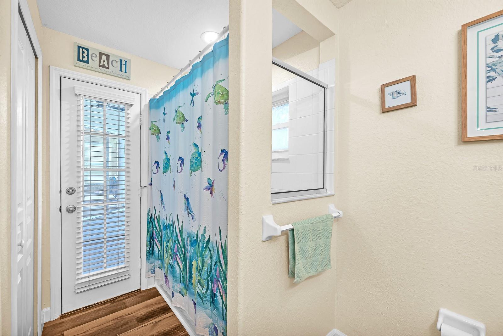 Listing photo id 18 for 3729 Hollow Wood Drive