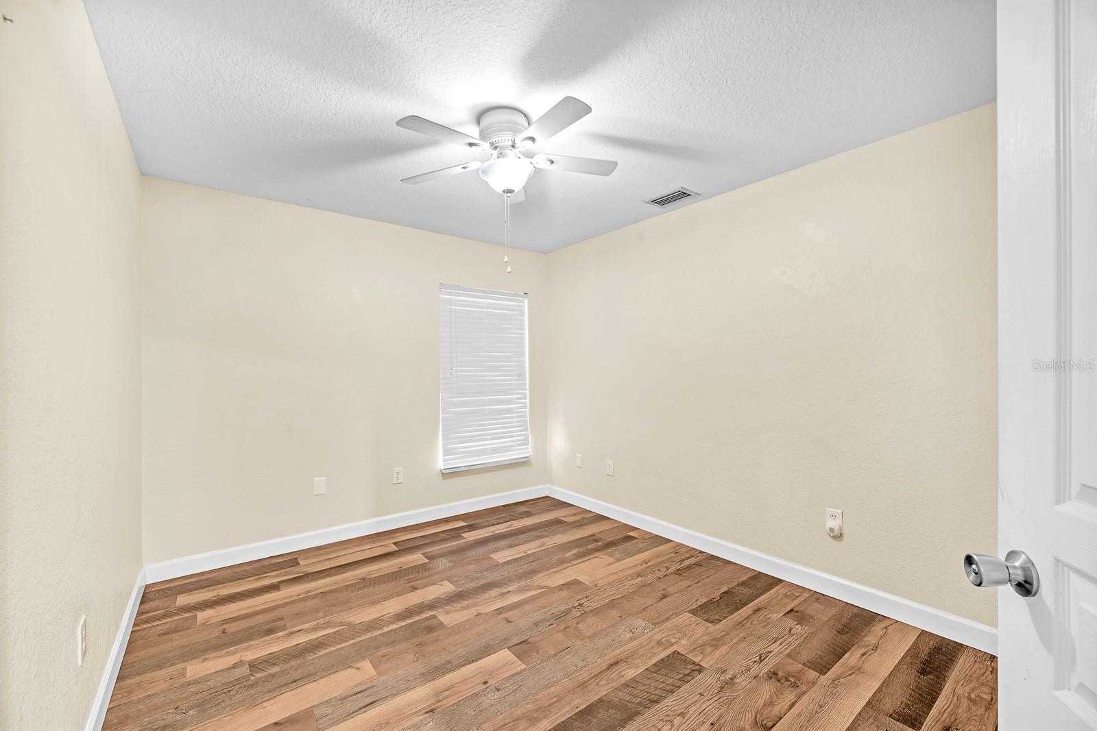 Listing photo id 19 for 3729 Hollow Wood Drive