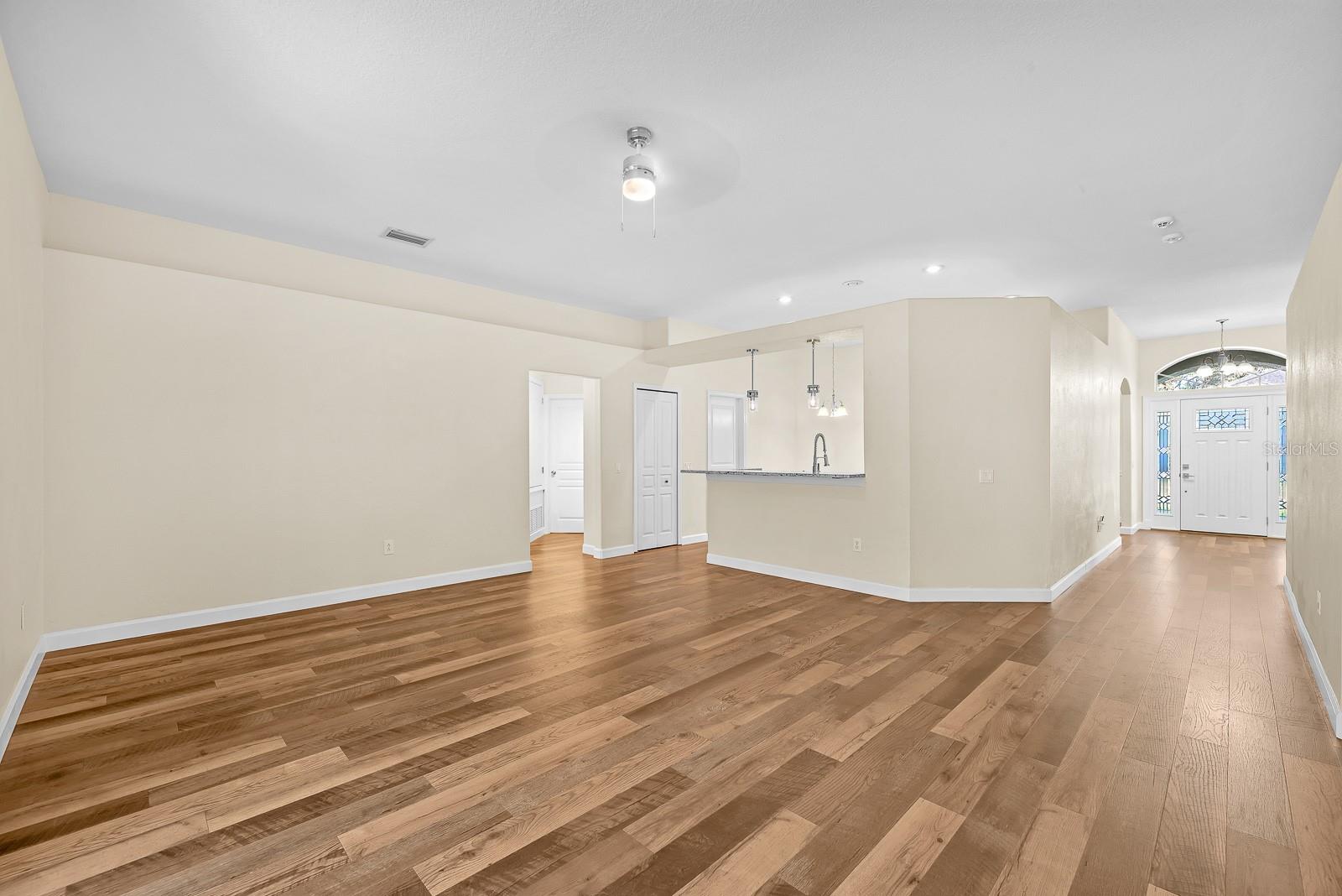 Listing photo id 2 for 3729 Hollow Wood Drive