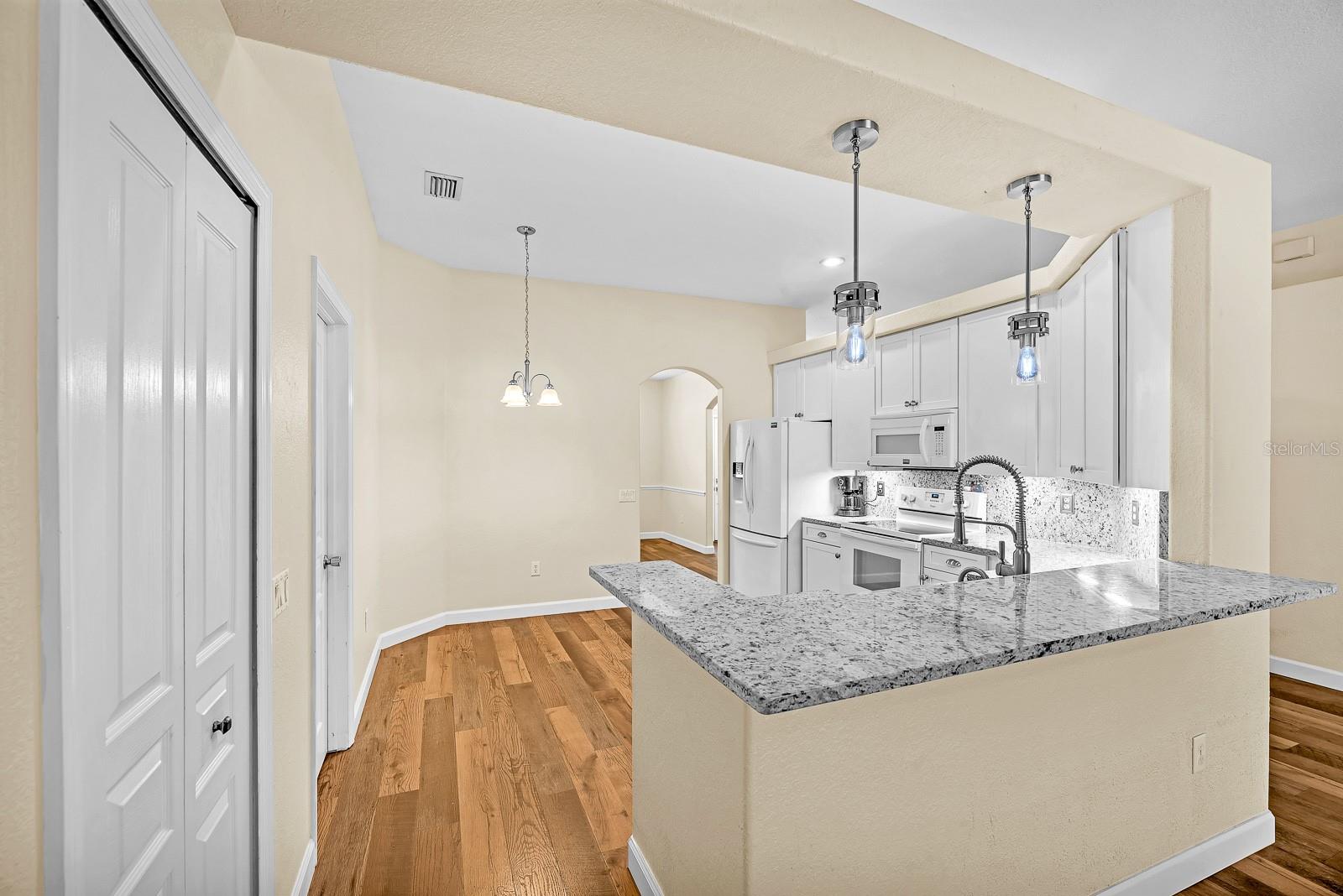 Listing photo id 4 for 3729 Hollow Wood Drive