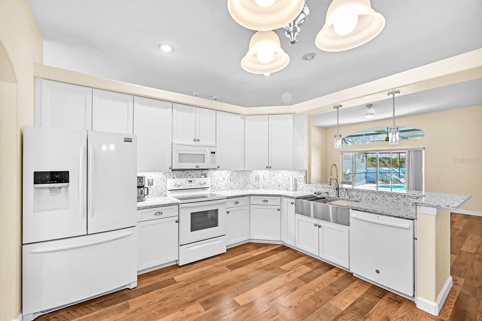 Listing photo id 5 for 3729 Hollow Wood Drive