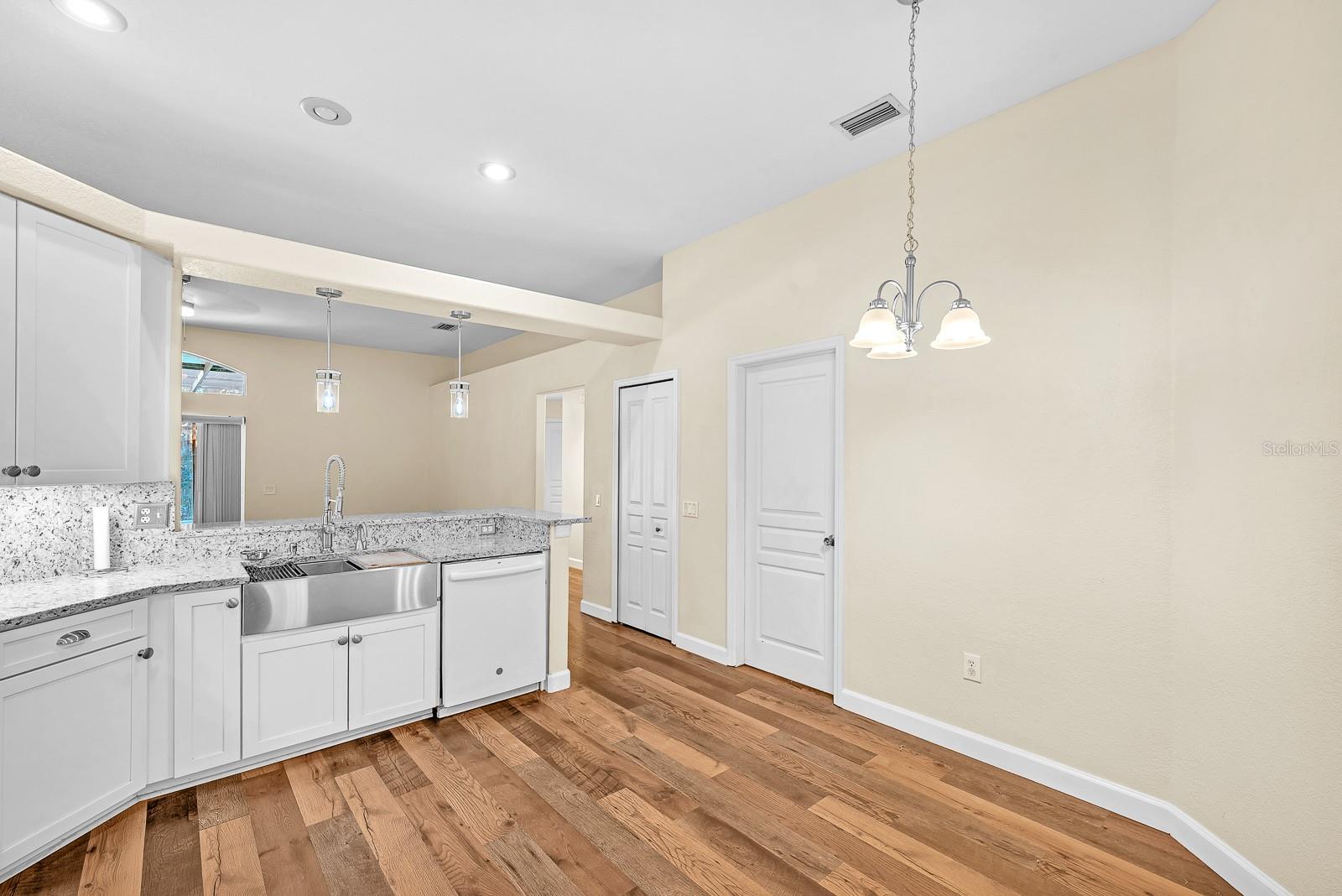 Listing photo id 6 for 3729 Hollow Wood Drive