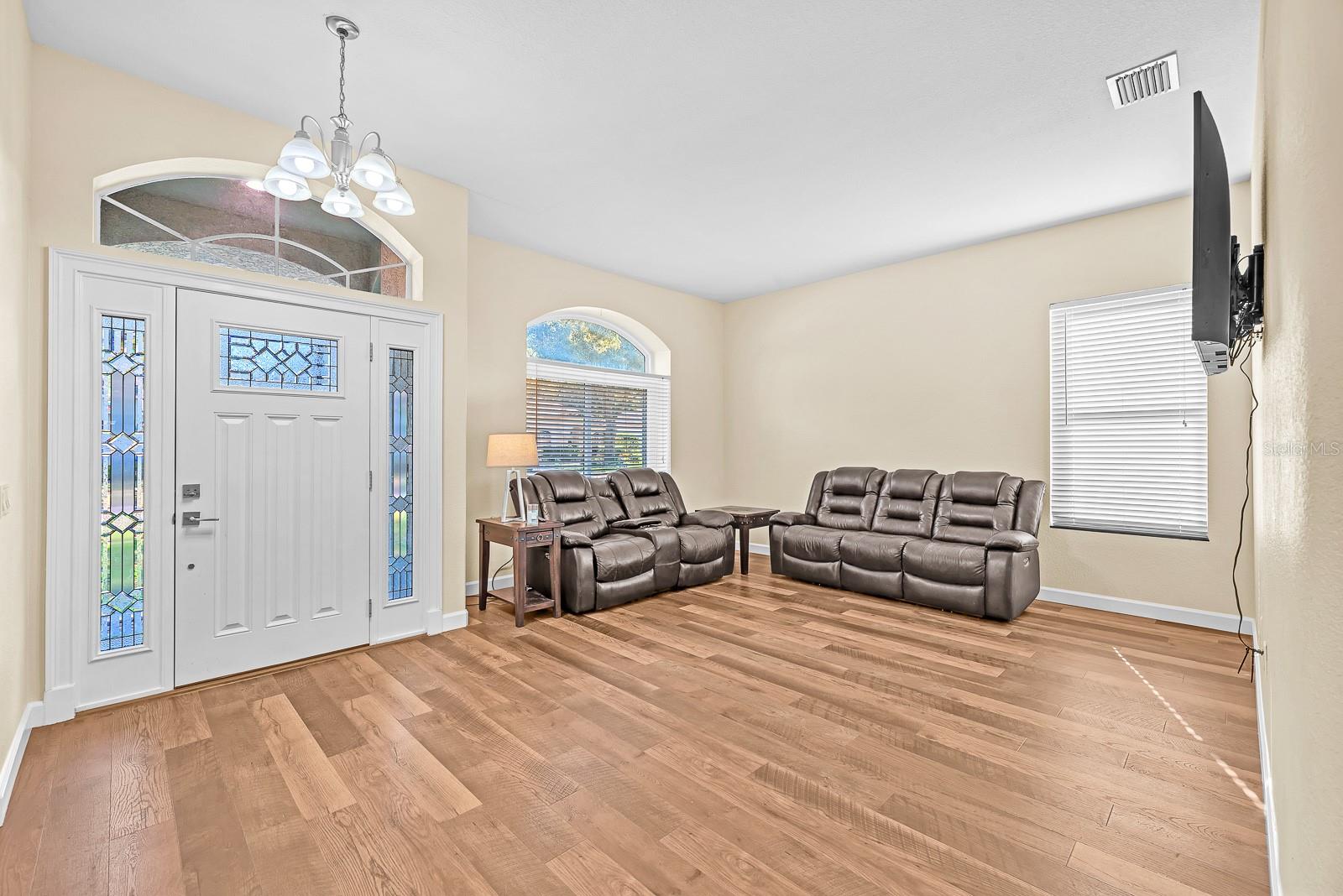 Listing photo id 7 for 3729 Hollow Wood Drive