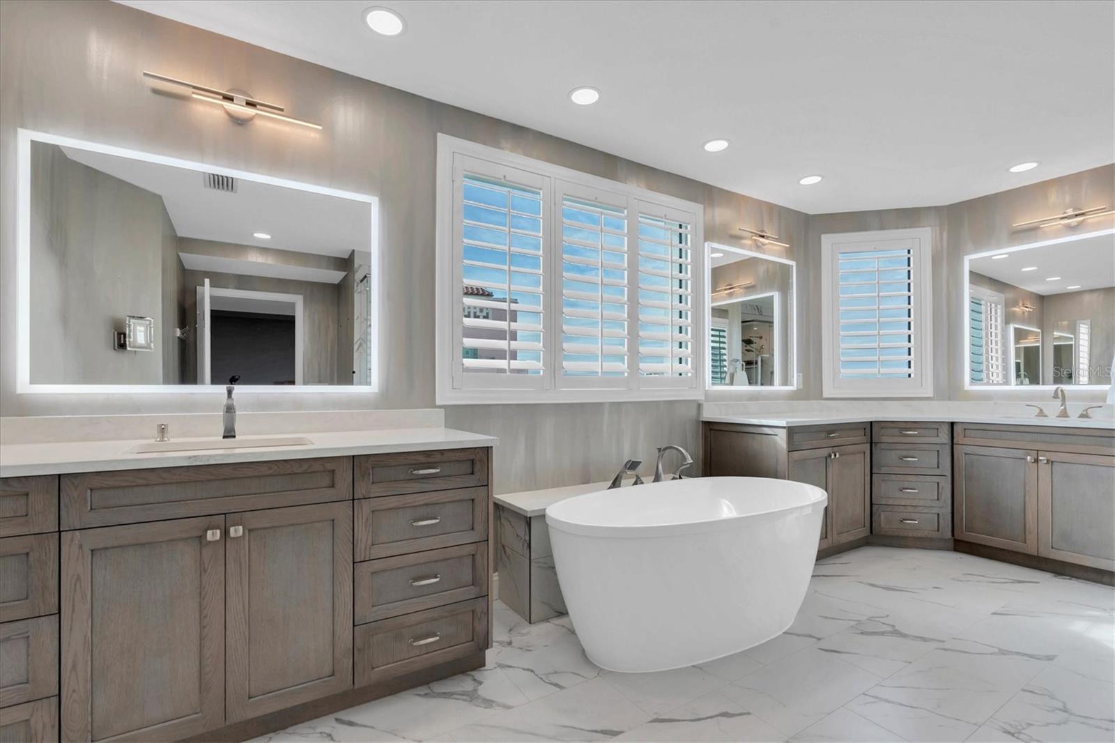 Image 32 of 50 For 555 5th Avenue Ne 711