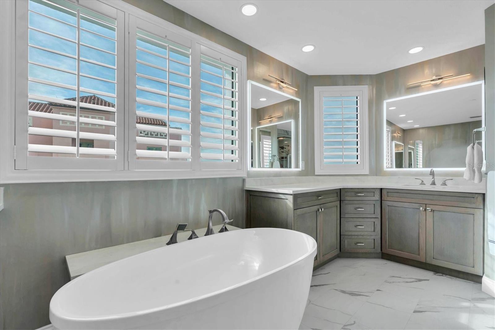 Image 33 of 50 For 555 5th Avenue Ne 711