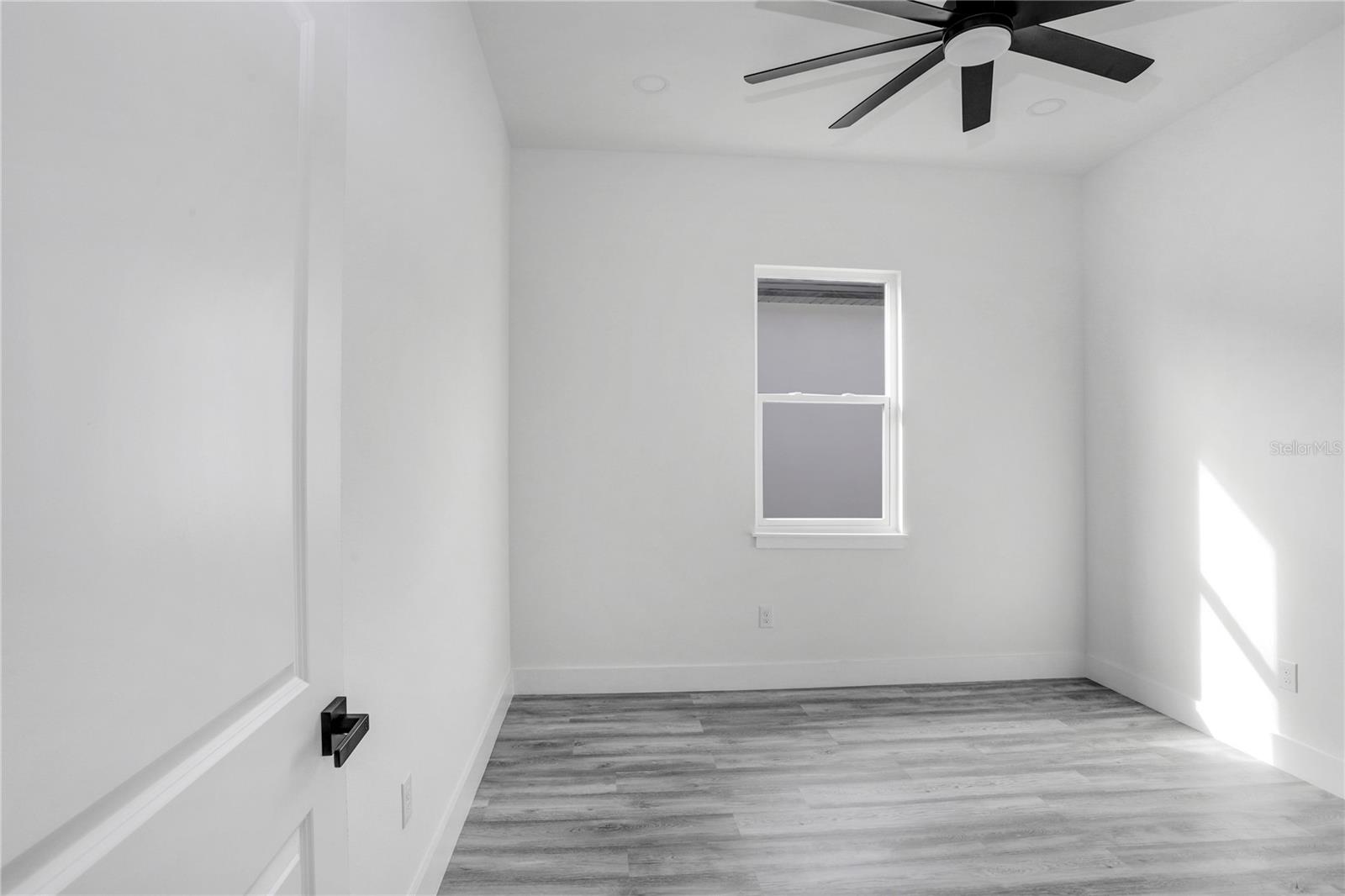 Listing photo id 11 for 2305 Kentucky Avenue