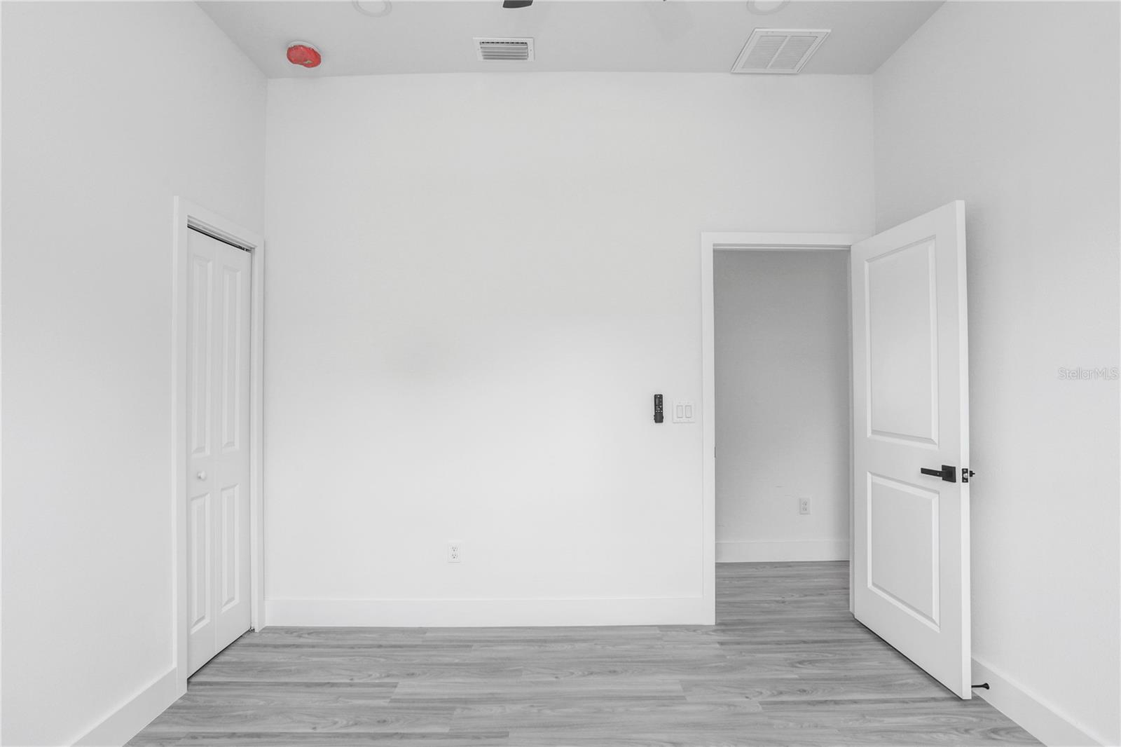 Listing photo id 12 for 2305 Kentucky Avenue