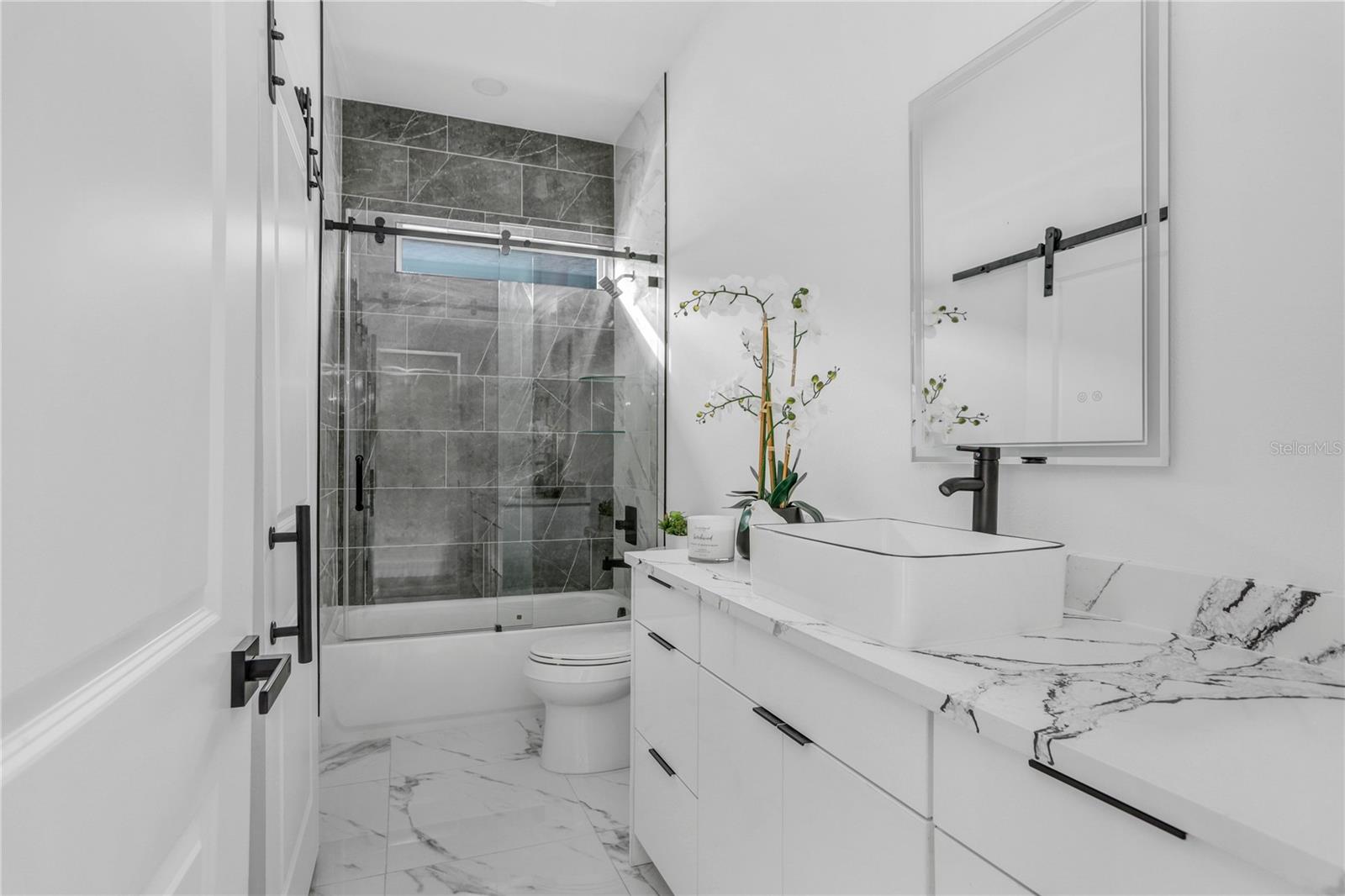 Listing photo id 13 for 2305 Kentucky Avenue