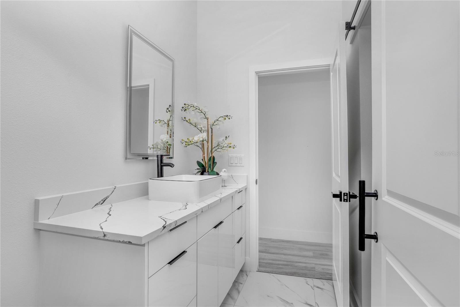 Listing photo id 14 for 2305 Kentucky Avenue