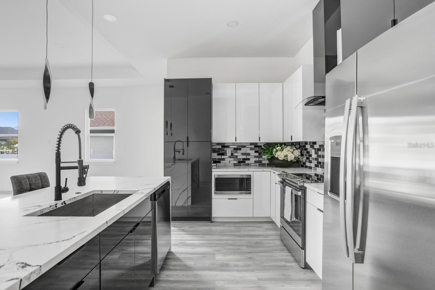 Listing photo id 2 for 2305 Kentucky Avenue