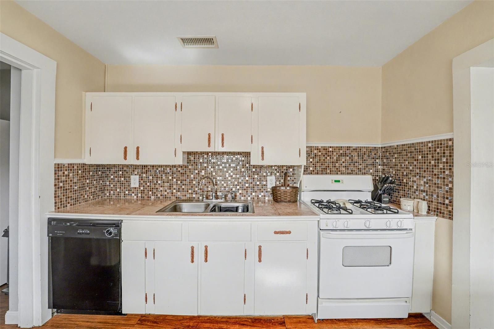 Image 13 of 30 For 21 French Avenue