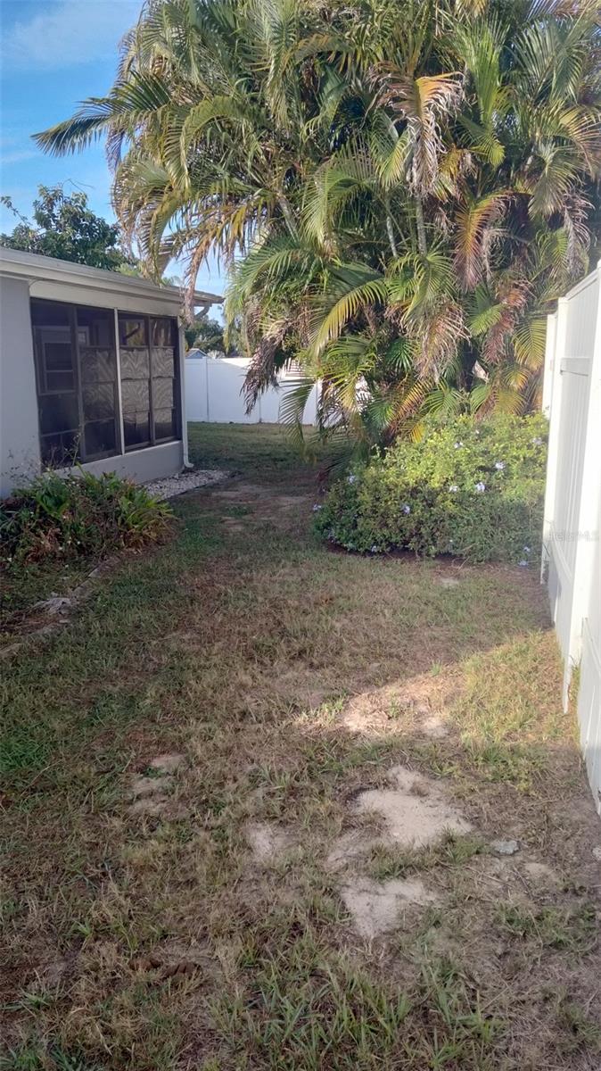 Listing photo id 14 for 5245 Bluejay Drive