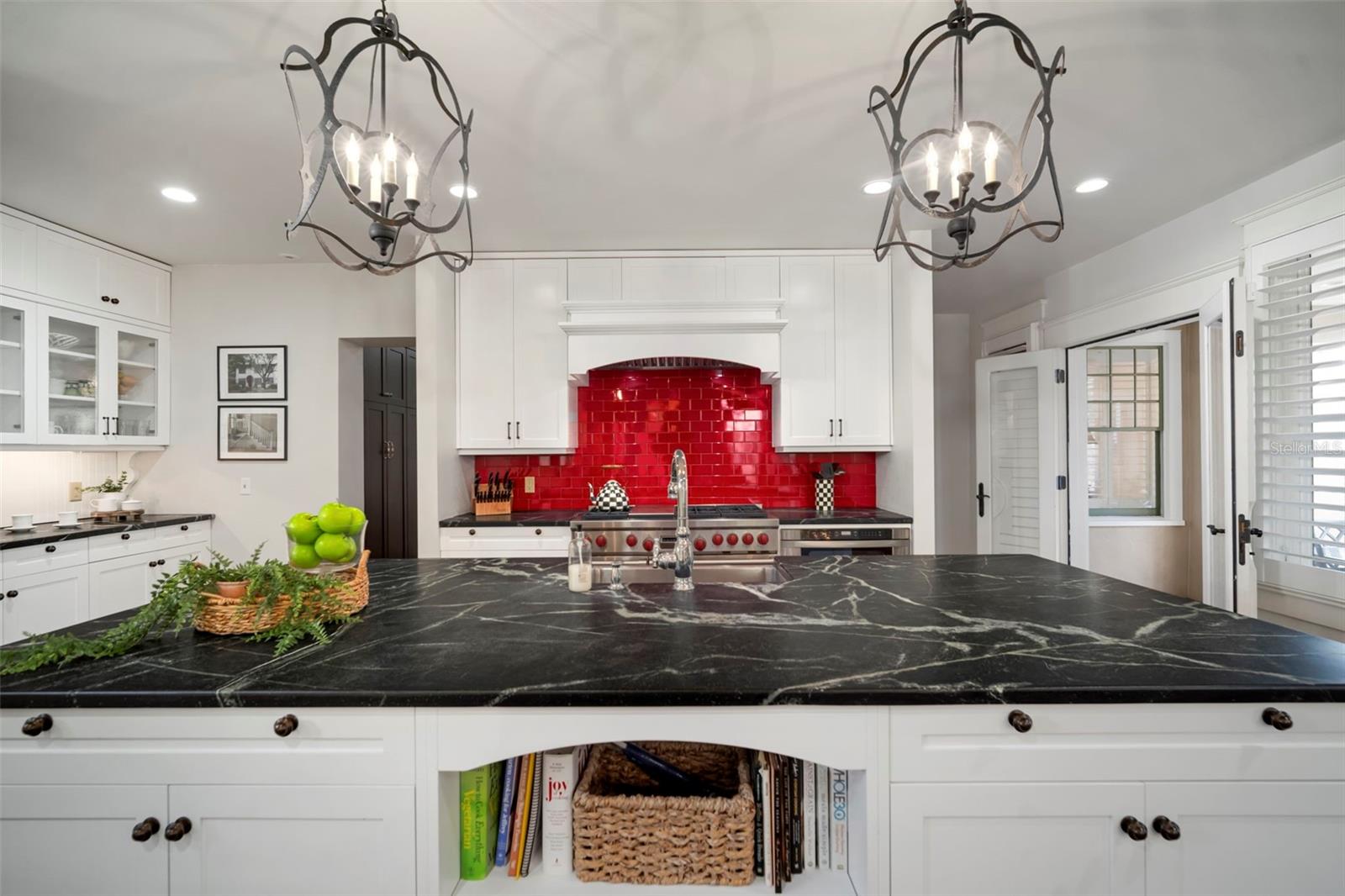 Listing photo id 10 for 1821 Richardson Place