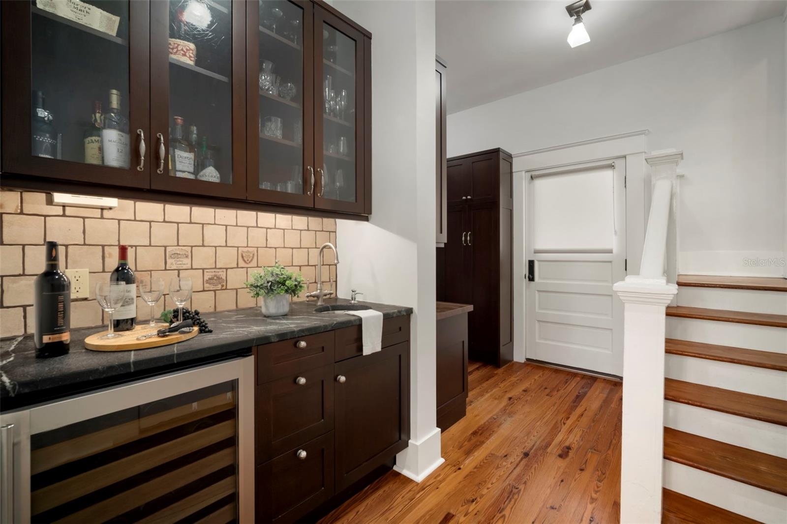 Listing photo id 18 for 1821 Richardson Place