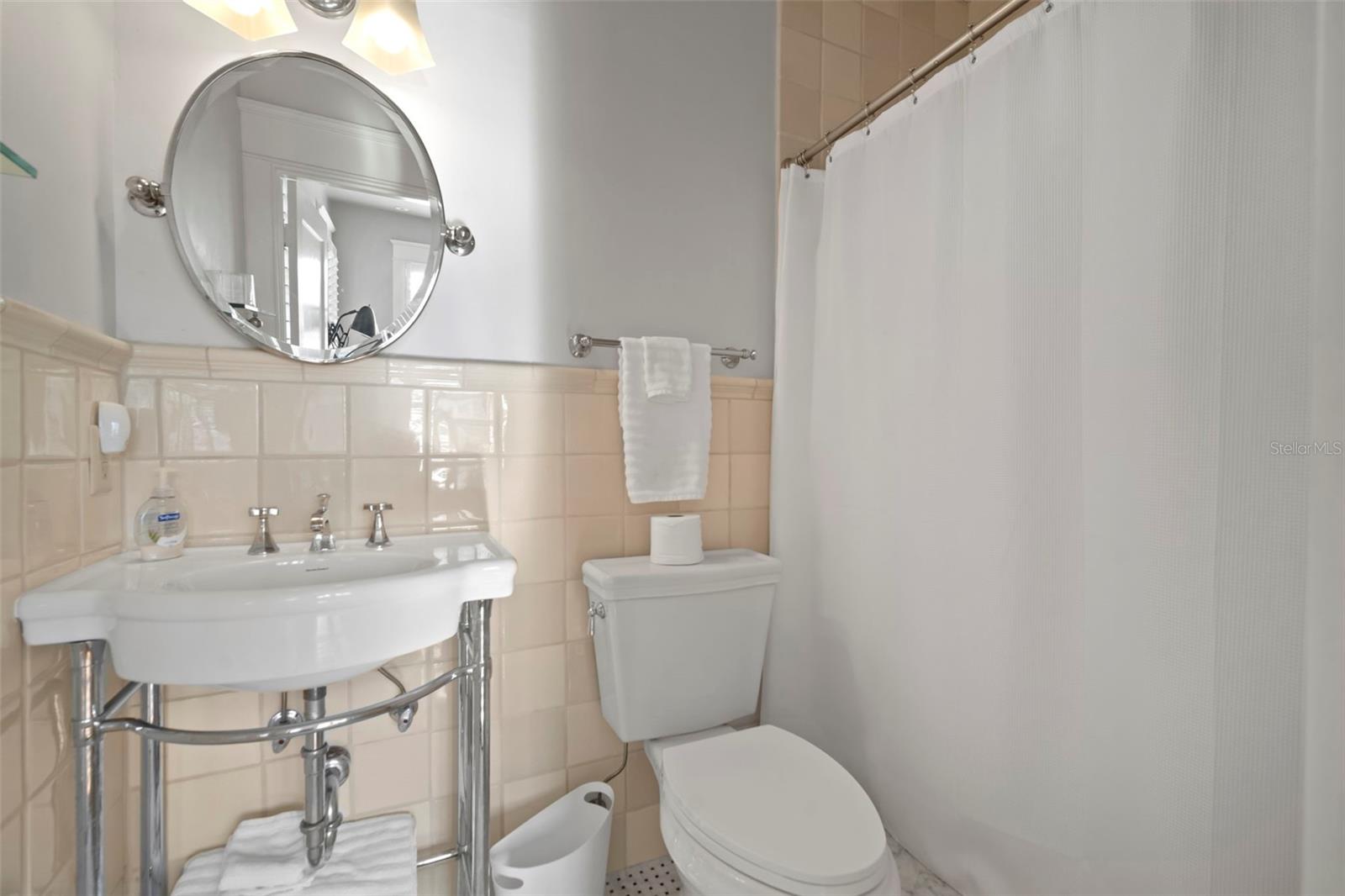 Listing photo id 47 for 1821 Richardson Place