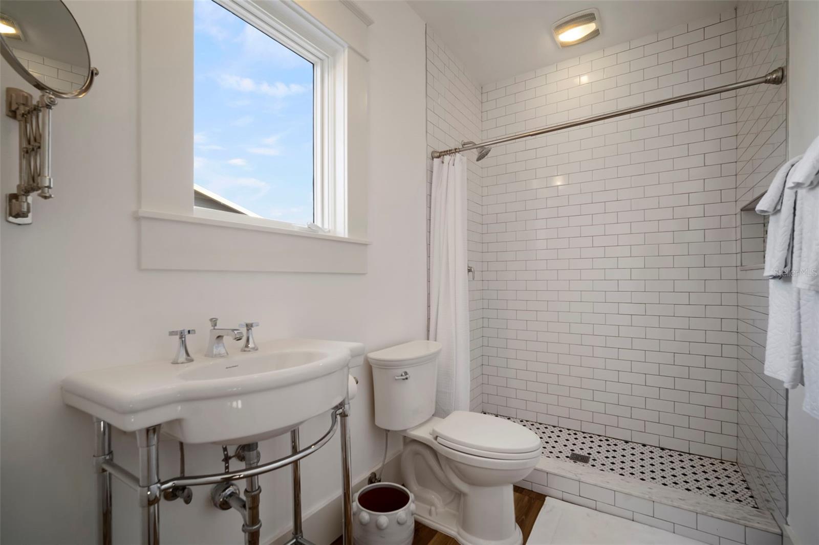 Listing photo id 53 for 1821 Richardson Place