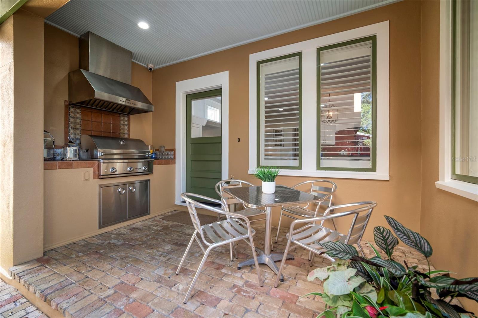 Listing photo id 54 for 1821 Richardson Place