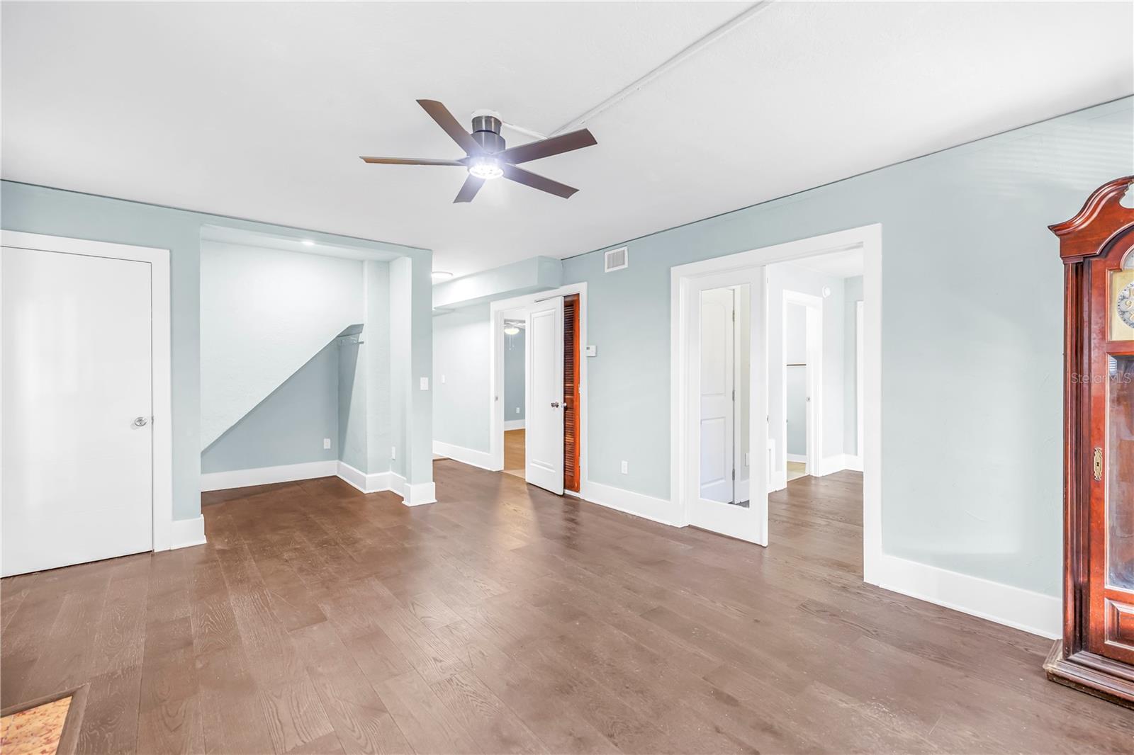 Image 11 of 54 For 1012 Granville Court N