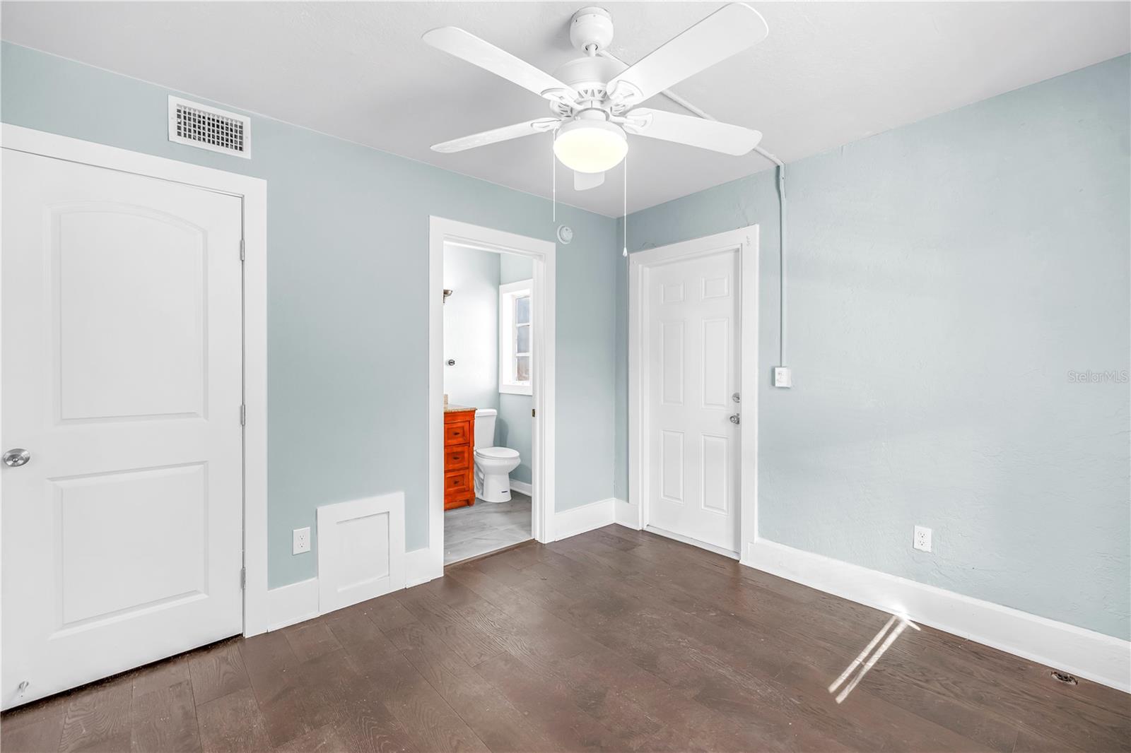 Image 17 of 54 For 1012 Granville Court N