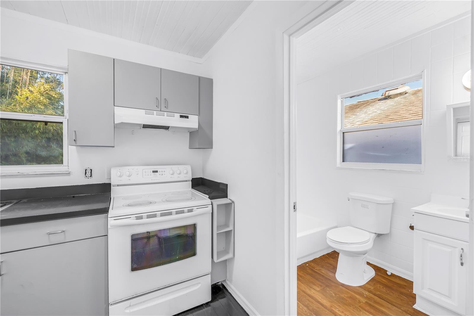 Image 31 of 54 For 1012 Granville Court N