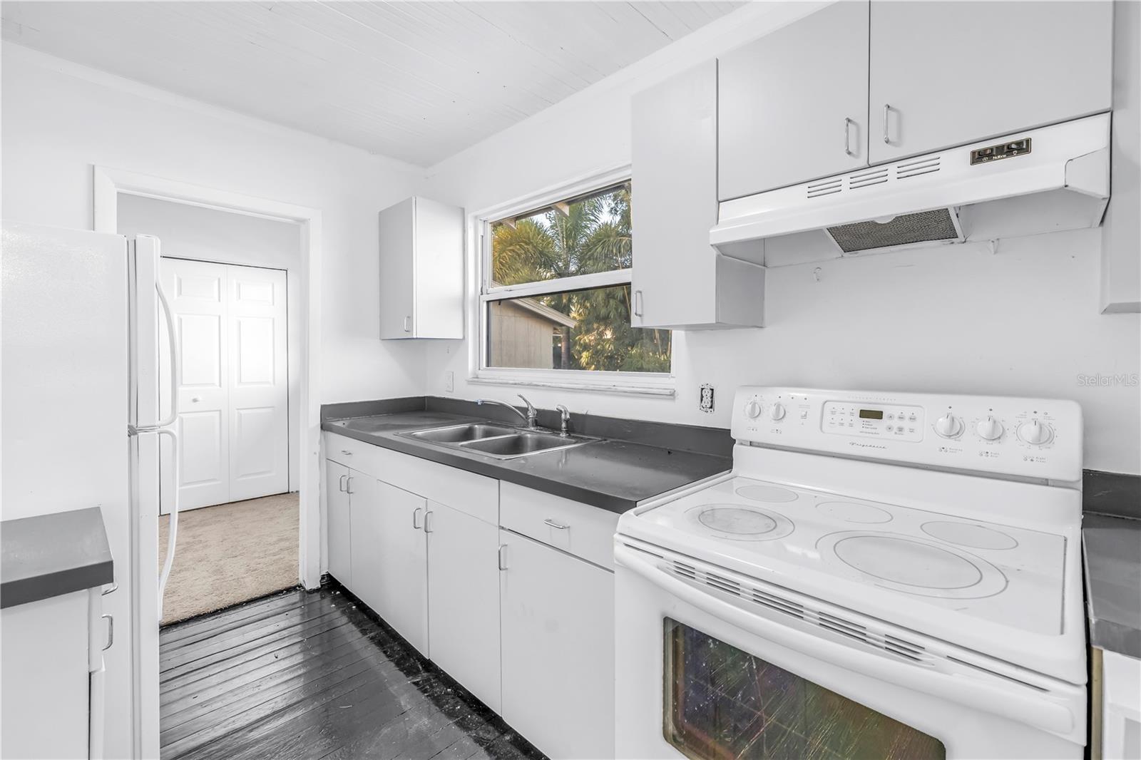 Image 32 of 54 For 1012 Granville Court N