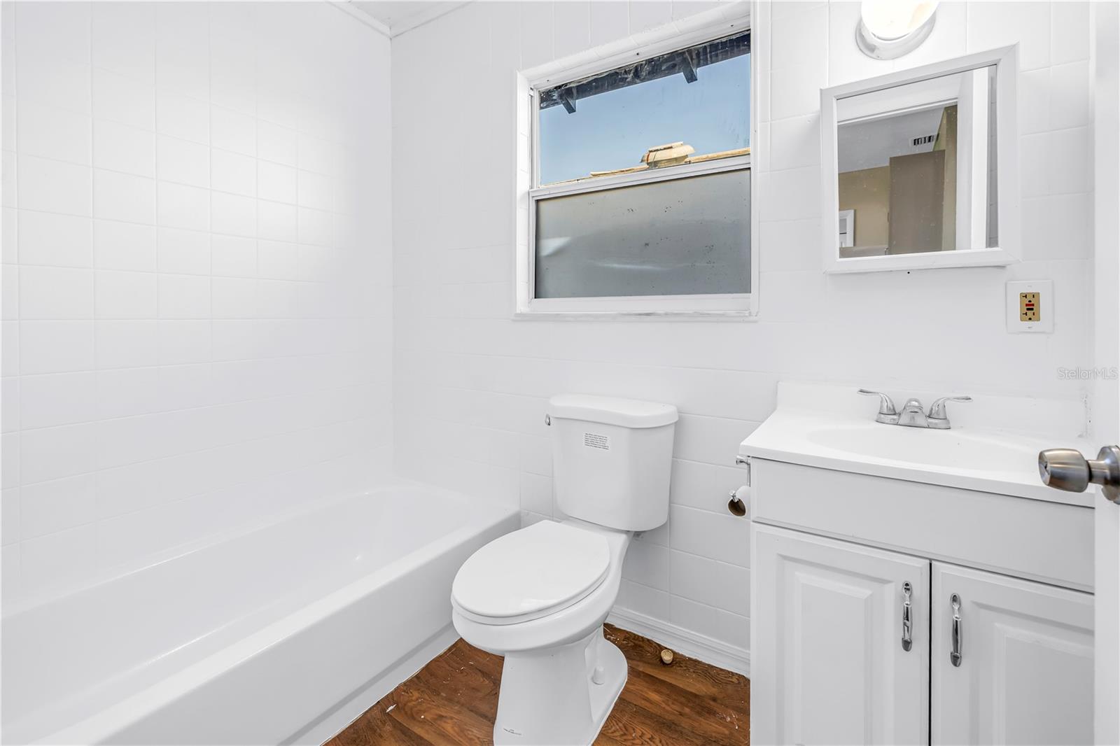 Image 36 of 54 For 1012 Granville Court N