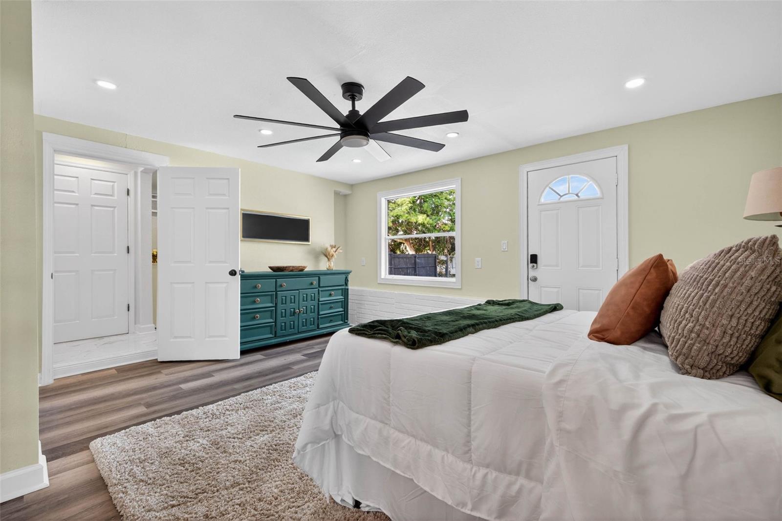 Image 21 of 33 For 3929 13th Avenue N