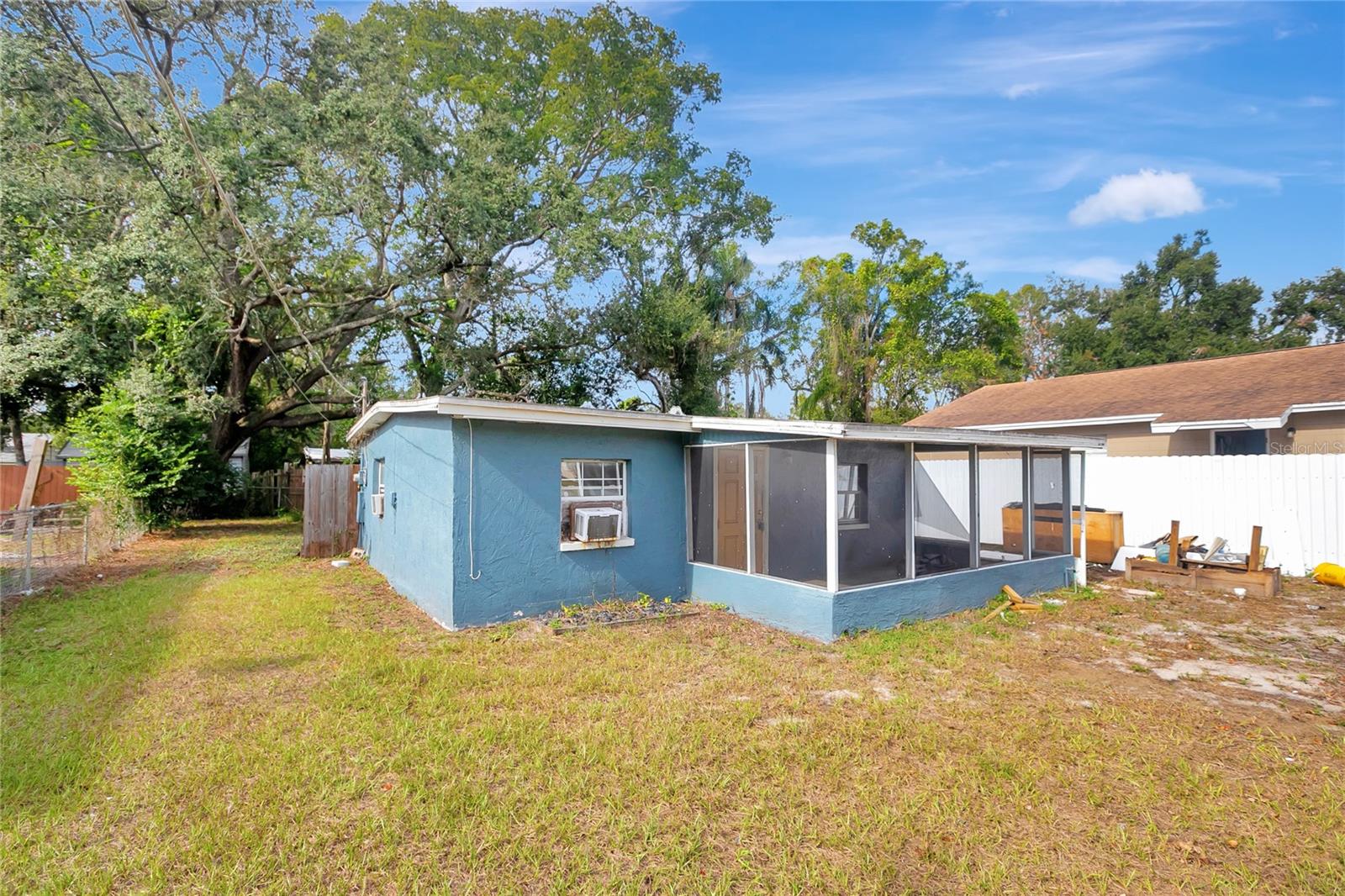 Listing photo id 2 for 7006 Palmetto Lane