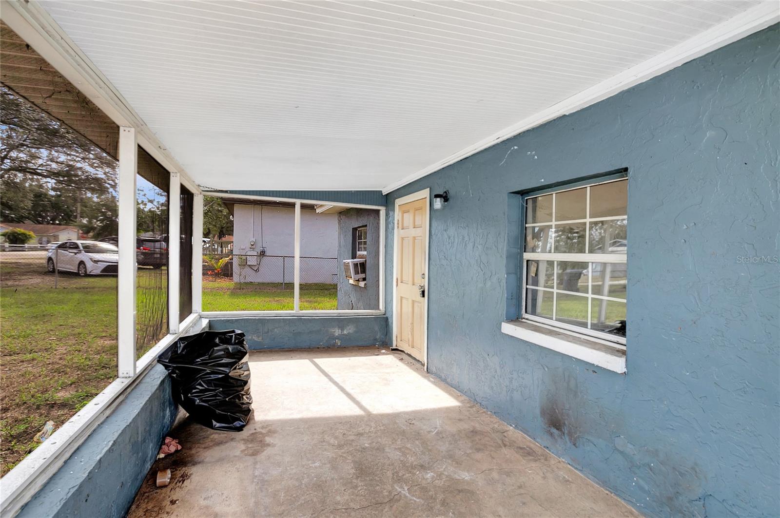 Listing photo id 3 for 7006 Palmetto Lane