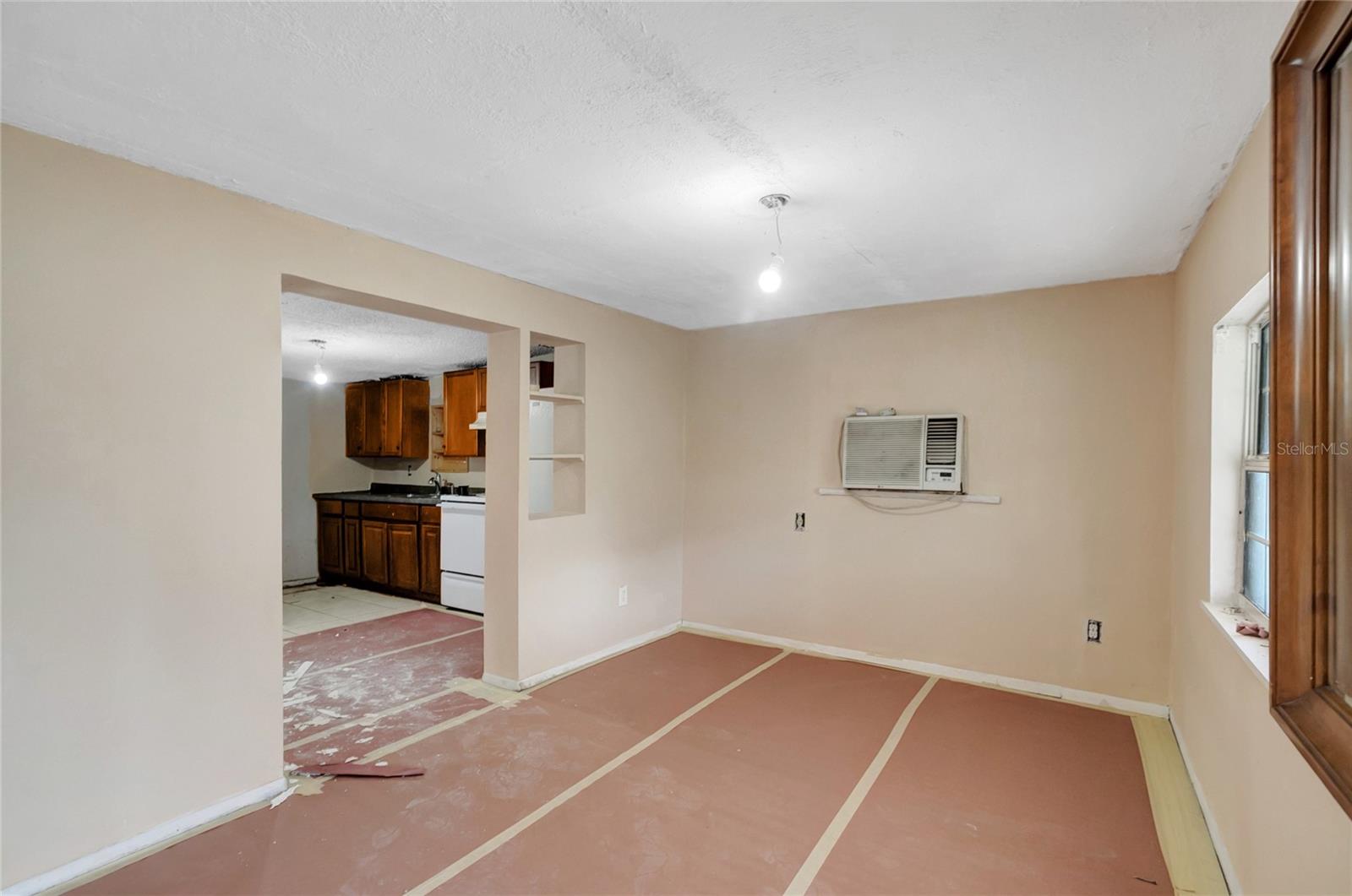 Listing photo id 4 for 7006 Palmetto Lane