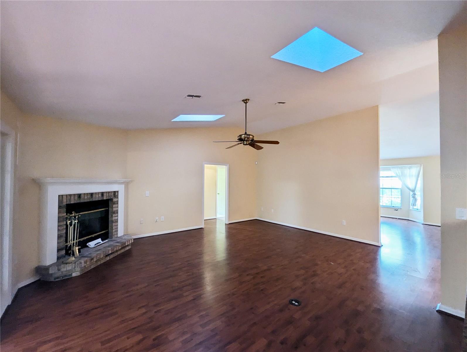 Image 10 of 40 For 3 Graytwig Ct Court W