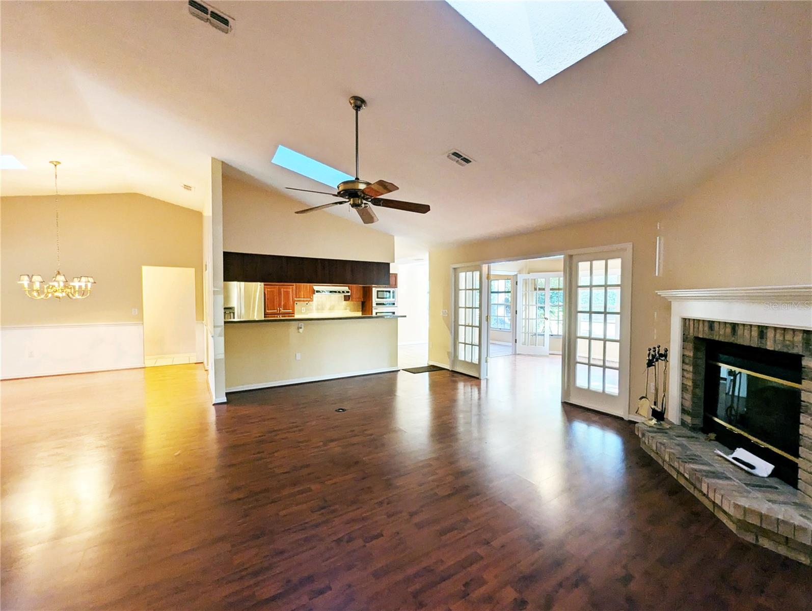 Image 3 of 40 For 3 Graytwig Ct Court W