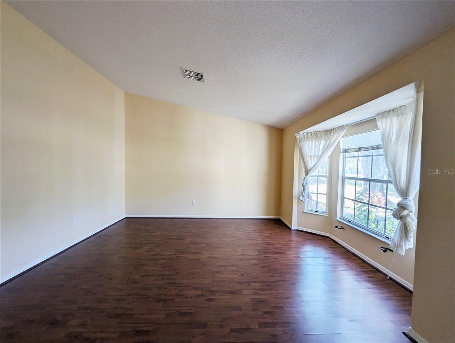 Image 8 of 40 For 3 Graytwig Ct Court W