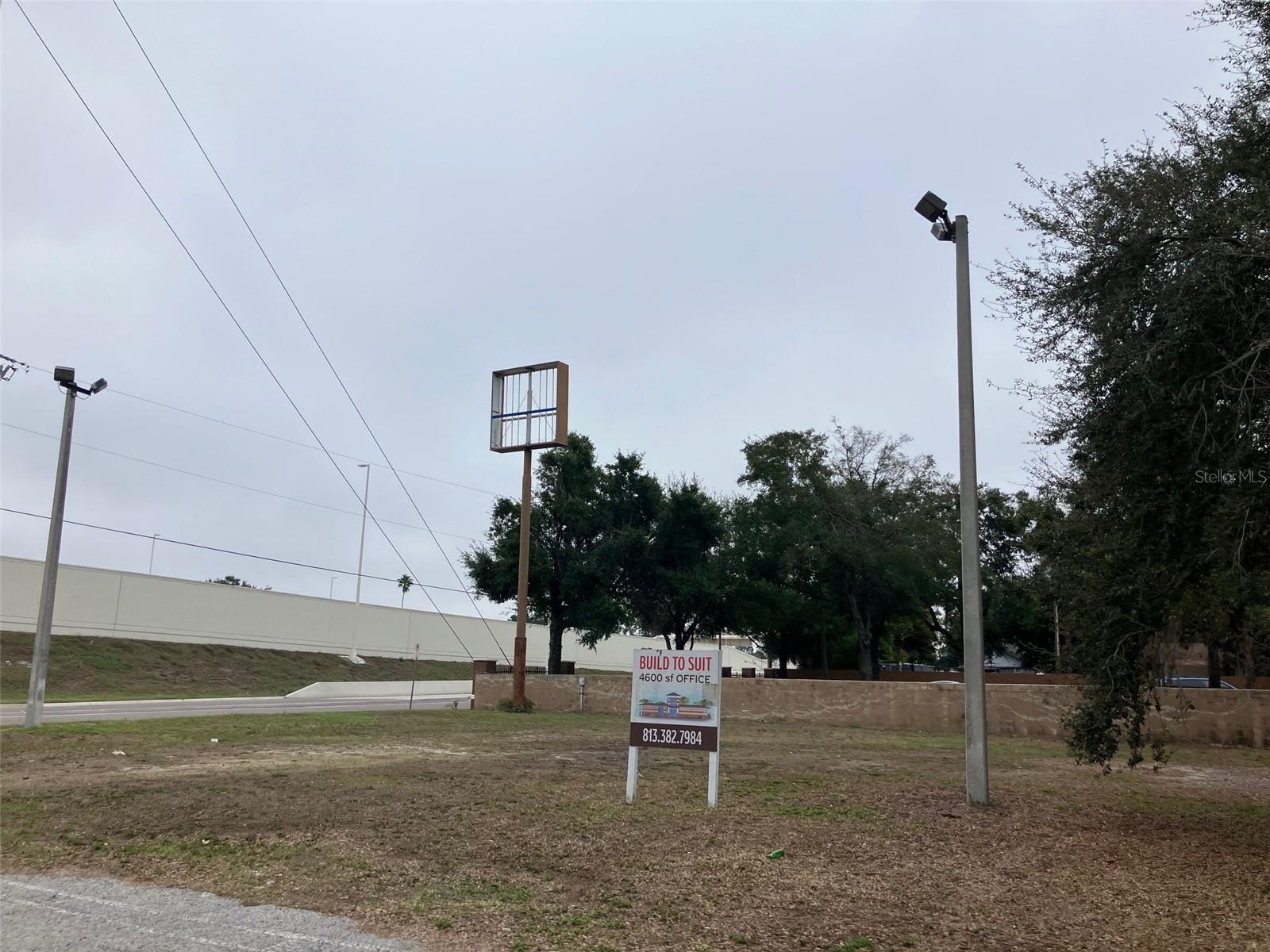 Listing photo id 0 for 3900 Marguerite Avenue